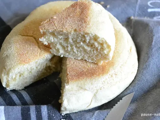 Pain à la poêle moelleux, une recette facile pour un pain fait maison. La mie est aérée et la croûte légèrement dorée.