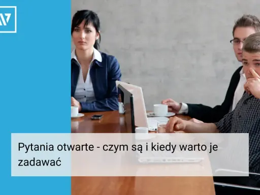Ludzie przy stole dyskutują, a na ekranie laptopa widać tekst "Pytania otwarte - czym są i kiedy warto je zadawać".