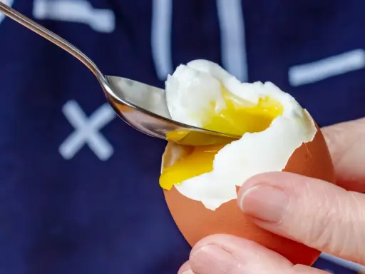 Łyżeczka wydobywa płynne żółtko z jajka na miękko. Idealne na śniadanie, gdy liczymy jajko na miękko kcal.