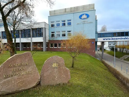 Akademia Leona Koźmińskiego - kampus i kamienie z nazwą uczelni. Czesne na studiach w tej prestiżowej placówce to inwestycja w przyszłość.