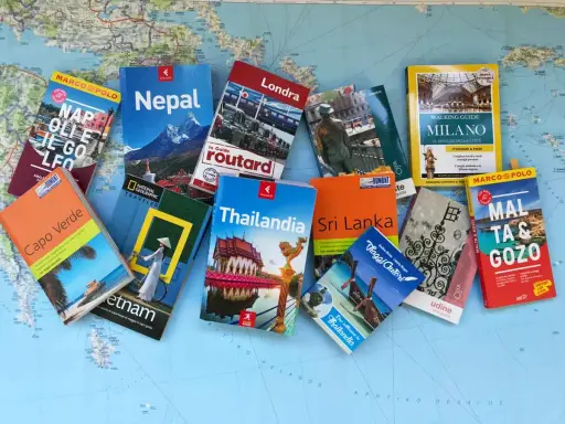 Una collezione di libri che parlano di libri: guide turistiche per Nepal, Londra, Milano, Capo Verde, Vietnam, Thailandia, Sri Lanka, Malta e Gozo, pronte per nuove avventure.
