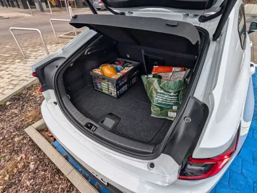 Einkäufe im Polestar 2 Kofferraum. Das Kofferraumvolumen bietet Platz für eine Einkaufskiste und eine wiederverwendbare Tasche.