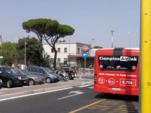 Czerwony autobus Ciampino Airlink na lotnisku Rzym Ciampino, gotowy do podróży na Termini.