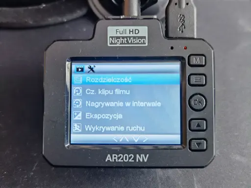 Menu rejestratora AR202 NV. Widoczna opcja "Nagrywanie w interwale", idealna do długich podróży.