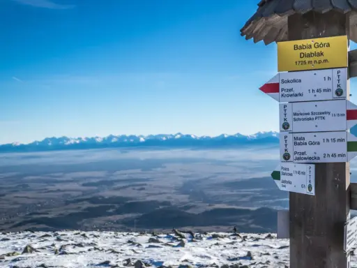 Babia Góra Diablak, 1725 m n.p.m. – jakie to góry? Widok z szczytu na pasmo Tatr i Beskidów, z tabliczkami szlaków PTTK.