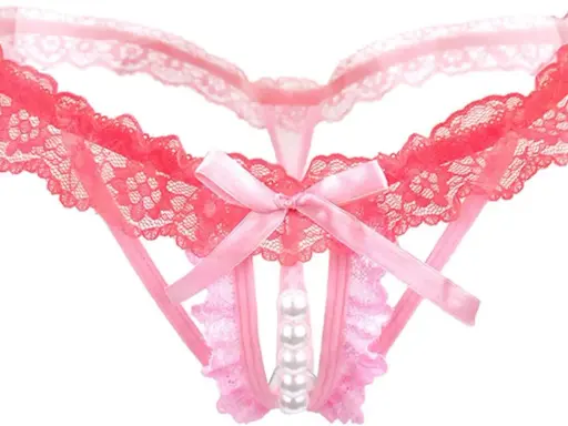 Braguita de encaje rosa con lazo y perlas, inspirada en un patrón de crochet.