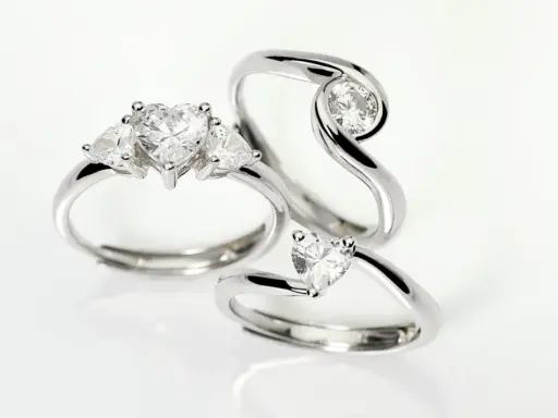 Tre anelli con diamanti scintillanti, perfetti per ogni occasione, specialmente quando si regala il solitario.