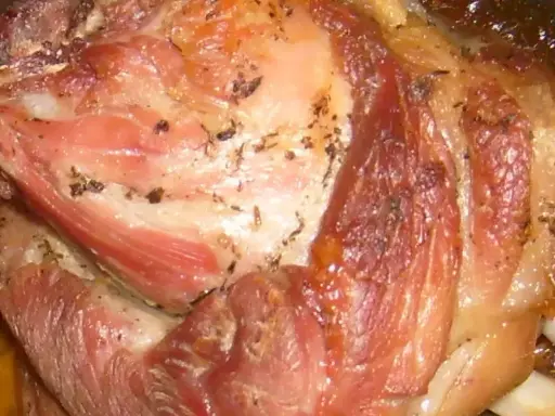 Soczysta, najlepsza golonka gotowana i pieczona, z chrupiącą skórką i aromatycznymi przyprawami.