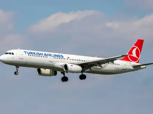 Turkish Airlines flygplan med landningsstället nere, redo för landning. Perfekt för din turkish airlines handbagage-resa.
