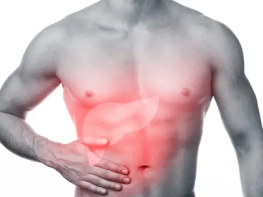 Uomo con un'area rossa evidenziata sull'addome, che indica un problema al fegato, forse metastasi fegato.