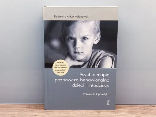 Okładka książki "Psychoterapia poznawczo-behawioralna dzieci i młodzieży". Na okładce zdjęcie chłopca i tekst.