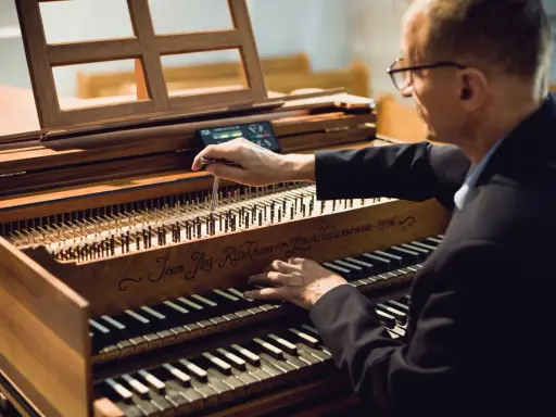 Kto stroi fortepian? Wybierz profesjonalistę i chroń swój instrument