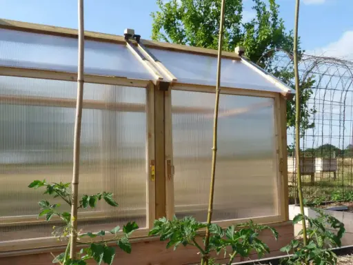 Une serre en bois et polycarbonate, idéale pour fabriquer un abri de jardin et cultiver ses légumes.