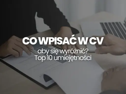 Ręce przeglądają CV, szukając inspiracji, co wpisać w CV, aby się wyróżnić. Przykłady najlepszych umiejętności.