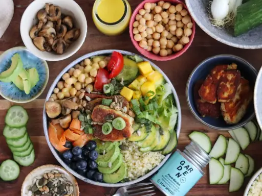 Bunter Salat mit Mango, Kichererbsen, Avocado, gegrilltem Halloumi und einem cremigen Dressing.