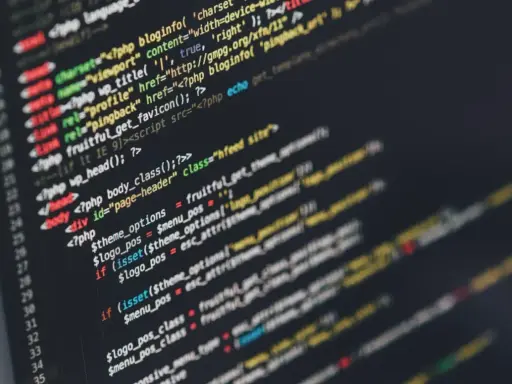 Fragment kodu PHP, który ilustruje zasady programowania. Widać tu zmienne, warunki i funkcje.