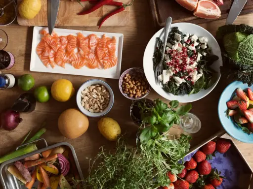 Składniki na zdrową dietę nordycką: łosoś, warzywa korzeniowe, owoce, zioła, orzechy i nasiona.
