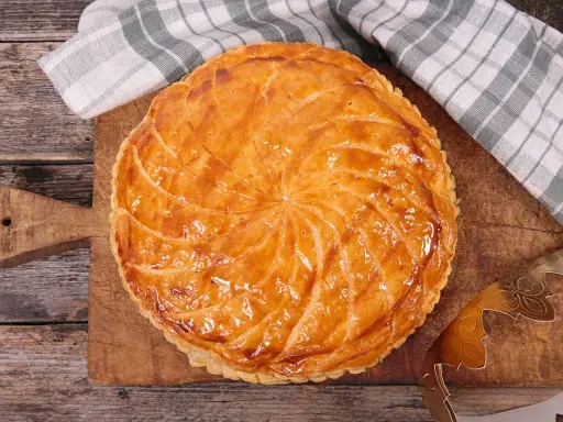 Une galette des rois speculoos dorée et appétissante, prête à être dégustée.