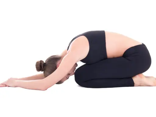 Frau in Kindhaltung, die bei Hexenschuss wie schlafen hilft. Entspannende Yoga-Pose für den Rücken.