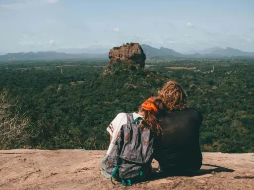 Coppia ammira Sigiriya, una delle meraviglie da vedere in Sri Lanka. Paesaggio lussureggiante e roccia imponente.