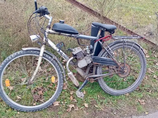 Stary rower z silnikiem spalinowym, który może przynieść mandat za nielegalne modyfikacje.
