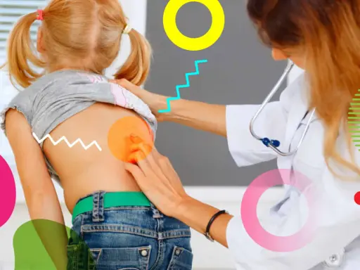 Medico esamina la schiena di una bambina, evidenziando possibili scoliosi sintomi.
