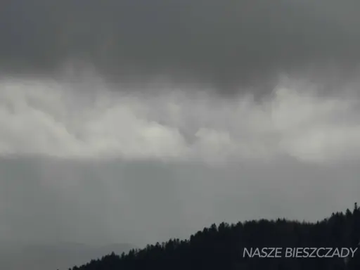 Mroczne chmury nad Bieszczadami. Gdy pada, warto poszukać schronienia w przytulnej karczmie i posłuchać opowieści o górach.
