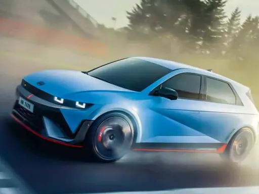 Un coche eléctrico azul deportivo acelera en una pista, demostrando que los coches eléctricos tienen embrague.