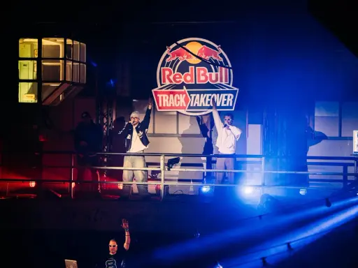 Na scenie Red Bull Track Takeover raperzy, w tym young igi, bawią publiczność.