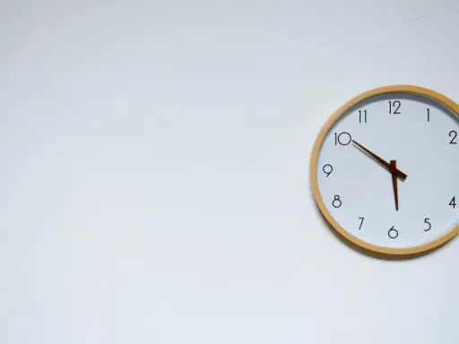 Reloj de pared blanco con marco de madera. Las manecillas marcan las 10:05, un momento clave para mi ayuno de 17 horas.