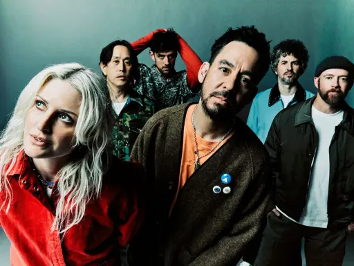 Medlemmar av Linkin Park poserar tillsammans. Bandet ser ut att vara redo för en ny era.