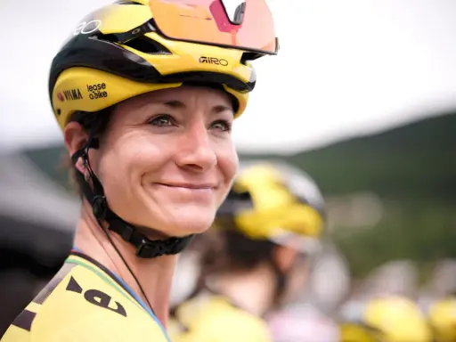 Marianne Vos, lachend im gelben Trikot, bereit für das Rennen.