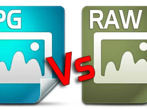 Icone JPG e RAW affiancate, con una grande "VS" rossa in mezzo, illustrano la differenza tra i formati di immagine.
