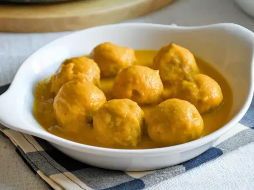 Deliciosas albóndigas para bebés, tiernas y jugosas, bañadas en una suave salsa dorada. Perfectas para los más pequeños.