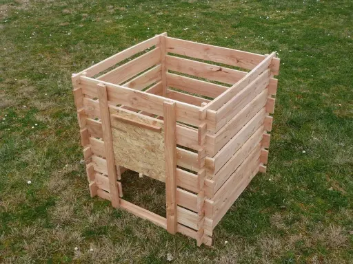 Un composteur maison en bois, prêt à accueillir vos déchets verts pour un jardin plus écologique.