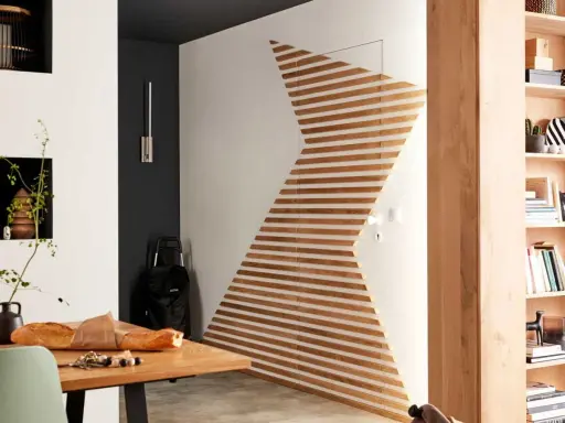 Une porte transformée en œuvre d'art avec des lattes de bois, une idée de diy deco murale moderne et épurée.