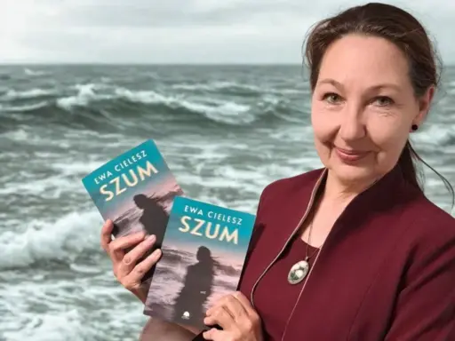Ewa Cielesz prezentuje swoje książki "Szum" na tle wzburzonego morza.