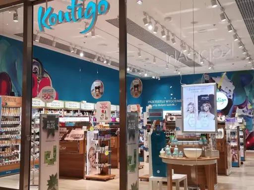 Witryna sklepu Kontigo pełna kolorowych kosmetyków i promocji.