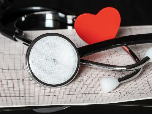 Stetoskop i czerwone serce na tle zapisu EKG. Dbamy o Twoje nt probnp.