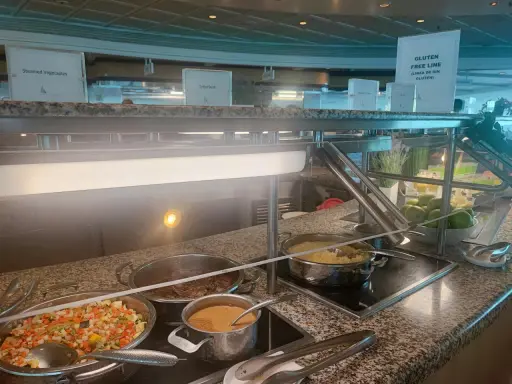 Buffet con verdure miste, bistecca alla griglia e purè di patate. Un'ottima opzione per il tuo pacchetto bevande Royal Caribbean.