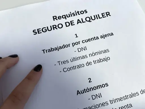 Requisitos para el alquiler de una casa: seguro de alquiler, DNI, nóminas y contrato de trabajo.