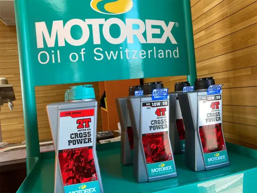 Des bouteilles d'huile moteur Motorex, idéales pour choisir l'huile adaptée à votre véhicule.