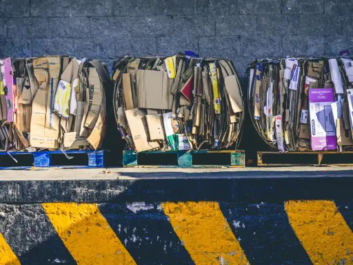 Trzy wielkie bele makulatury, gotowe do przetworzenia. To surowiec dla polskiej produkcji papieru, symbol recyklingu i gospodarki obiegu zamkniętego.