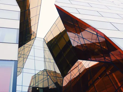 Kista Science Tower speglar himlen i sina geometriska glasfasader, en modern arkitektonisk juvel.