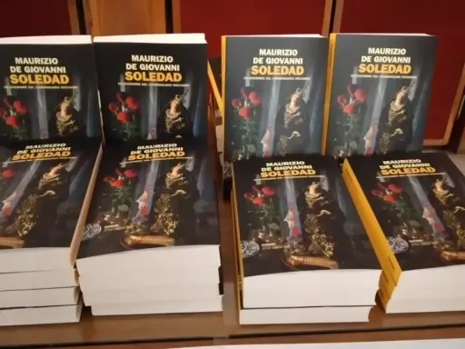 Pile di libri "Soledad" di Maurizio De Giovanni, con la trama che promette un dicembre intenso per il Commissario Ricciardi.