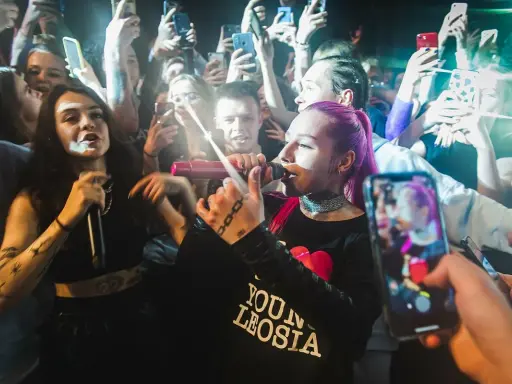 Młoda Leosia, niczym oliwka z Brazylii, śpiewa dla tłumu, który nagrywa ją telefonami.