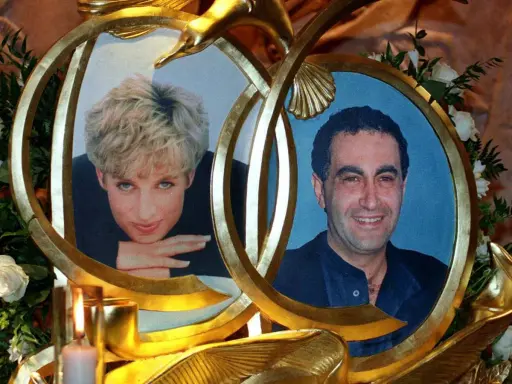 Cornice dorata con ritratti di Lady Diana e Dodi Al-Fayed, un omaggio commovente che ricorda l'anello Lady Diana originale.