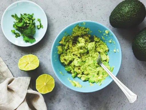 Co zrobić z awokado guacamole - prosta receptura i cenne wskazówki