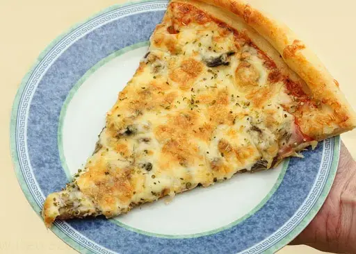 Pizza: Ile kalorii ma kawałek? Odkryj sekrety i jedz bez wyrzeczeń