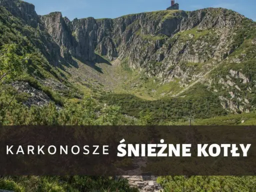 Malowniczy krajobraz Karkonoszy. Ścieżka prowadzi przez skaliste zbocza i zielone doliny w kierunku szczytu. Trasa przez Śnieżne Kotły zachwyca.